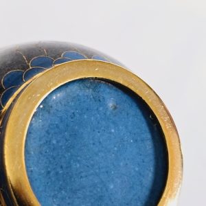 Elegant kinesisk cloisonnévas med blomstermotiv - Ett konstverk i emalj