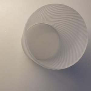 Vit avlång vas spiral dekor
