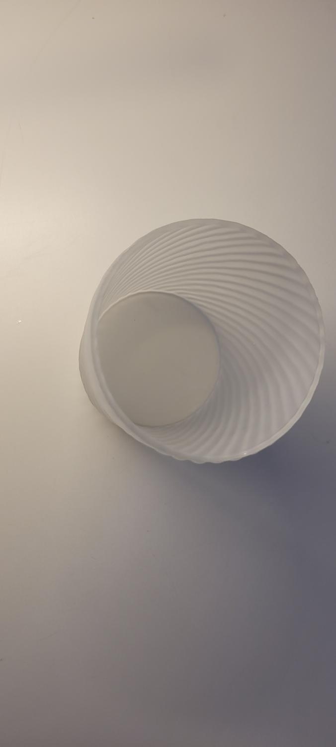 Vit avlång vas spiral dekor