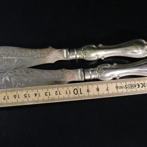 Antikt Set Smörknivar i Nysilver med Ingraverade Namn - "Olga"