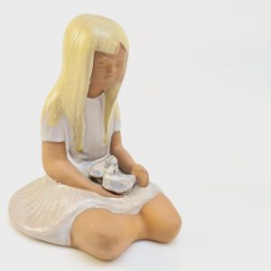 Flicka med fåglar – Keramikskulptur, 16 cm hög