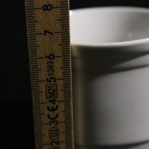 Stilren Vit Keramikkruka på Fötter – 6,5 cm Hög