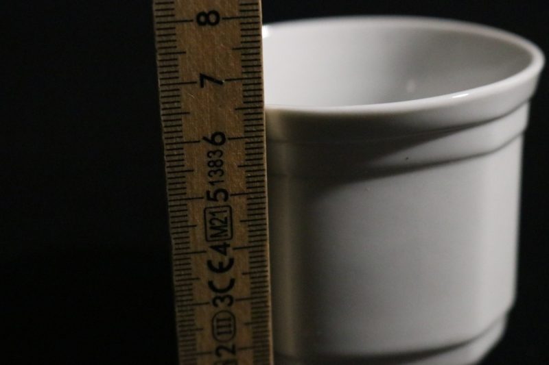Stilren Vit Keramikkruka på Fötter – 6,5 cm Hög