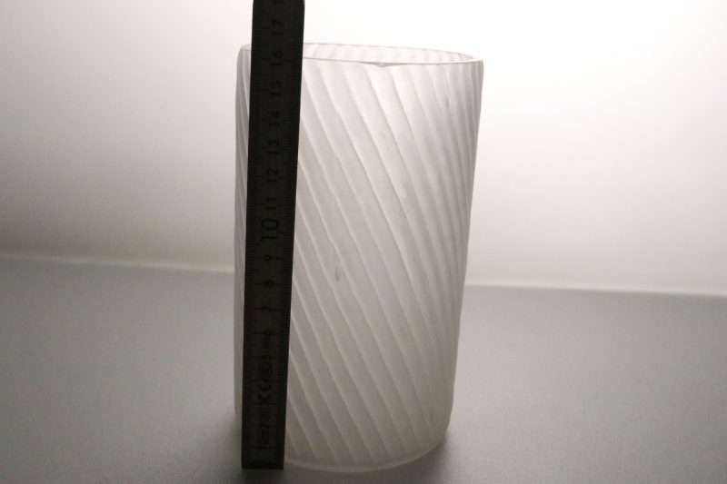 Vit avlång vas spiral dekor, frostat glas
