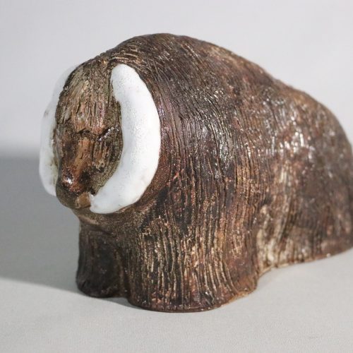 Myskoxe / Bisonoxe signerad, I P, glaserad lergods