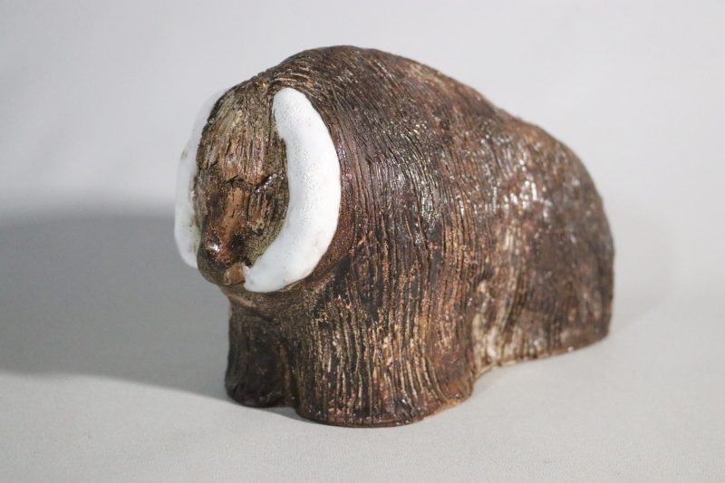 Myskoxe / Bisonoxe signerad, I P, glaserad lergods