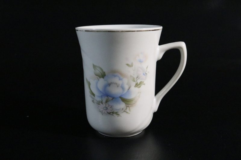 Elegant Vintage Porslinsmugg – Klassisk Blomsterdesign