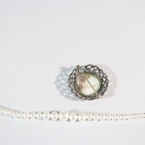 BROSCH och halsband, oidentifierad tillverkning