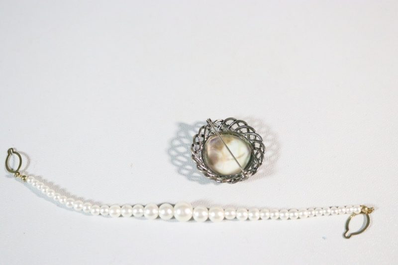 BROSCH och halsband, oidentifierad tillverkning