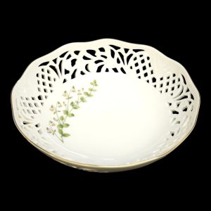 Elegant retikulerat fat från Hackefors Porslin – Linnea Borealis