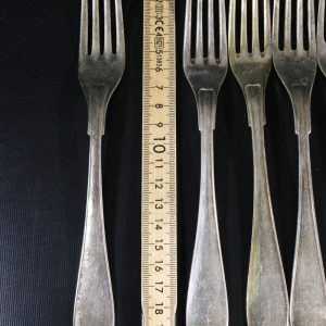 Elegant Set av Antika Nysilvergafflar – Stil och Hantverk i Perfekt Symbios