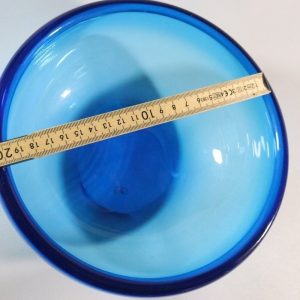 Blåfärgad glasskål, troligen från svensk glasbruk