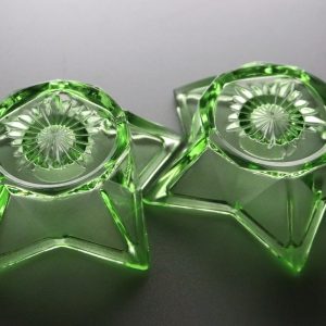 Stilrena gröna ljusstakar i geometrisk design – 2 st