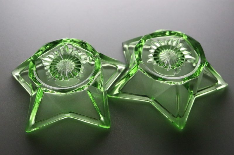 Stilrena gröna ljusstakar i geometrisk design – 2 st