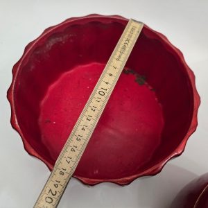 Till salu: Set om fem röda krukor i olika storlekar!