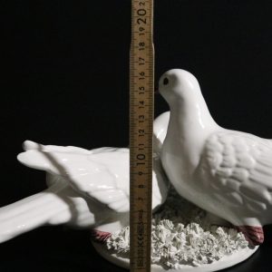 Elegant porslinsfigur av två duvor med rede – Made in Italy