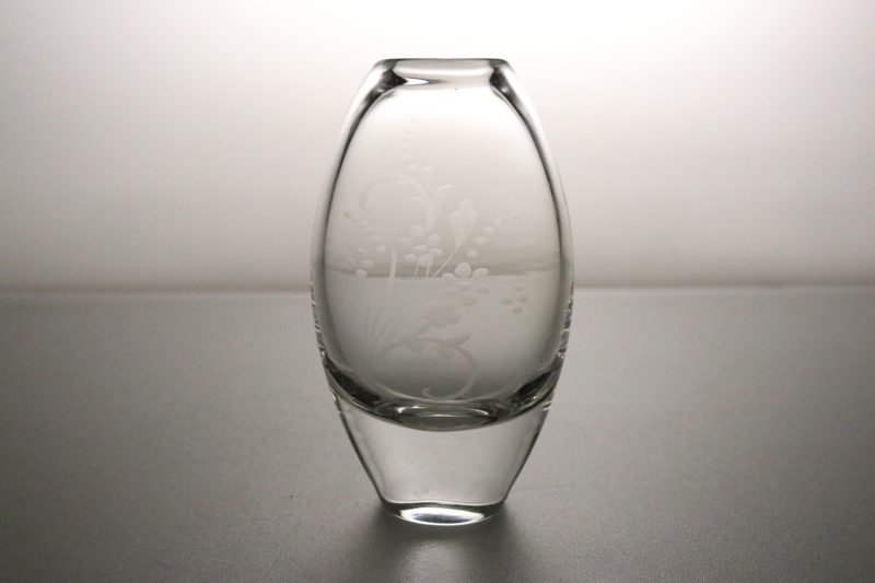 Elegant Glasvas med Graverad Design