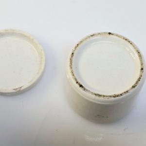 Antik behållare med lock och detaljerad design