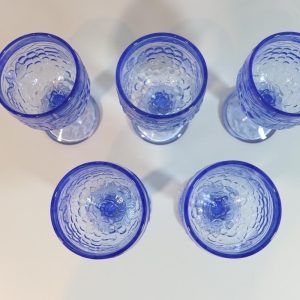 5st glas på fot, blå tonat glas med löv dekor, H=13cm D=6,5cm