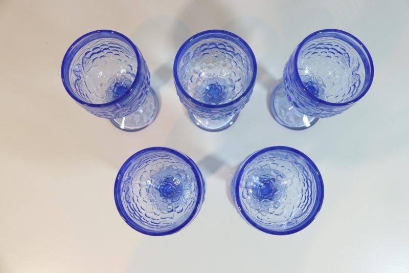 5st glas på fot, blå tonat glas med löv dekor, H=13cm D=6,5cm