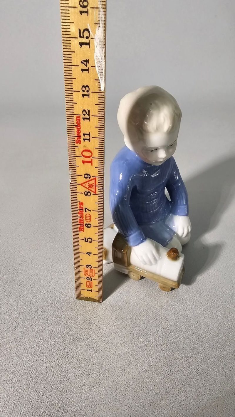 Porslinfigur, Lekande pojke, GDR