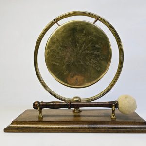 Elegant Bordsgong i Mässing och Trä – Klassisk Design