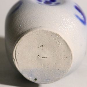 Vintage Kannan i Keramik med Handmålat Blått Mönster – 11 cm