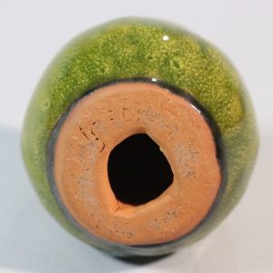 SKULPTUR, "äpple", glaserad lergods, otydligt signerad