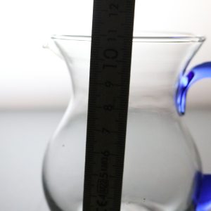 Elegant Liten Glaskanna med Blått Handtag – 11 cm Hög