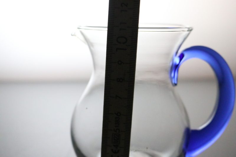 Elegant Liten Glaskanna med Blått Handtag – 11 cm Hög