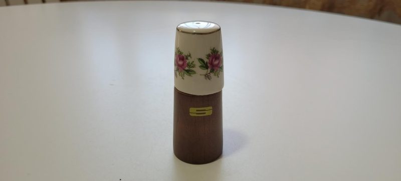 Saltströare, Teak och porslin