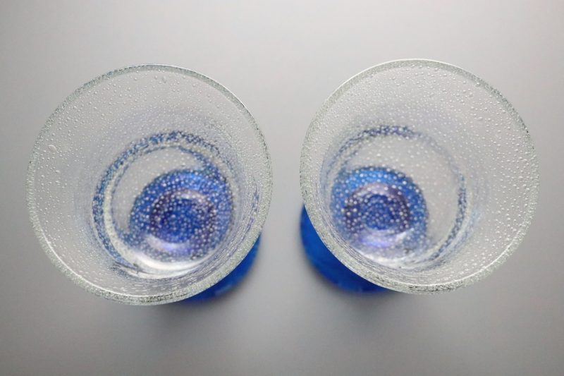 Unika Handmålade Glas av Eva - En Perfekt Blandning av Konst och Funktion