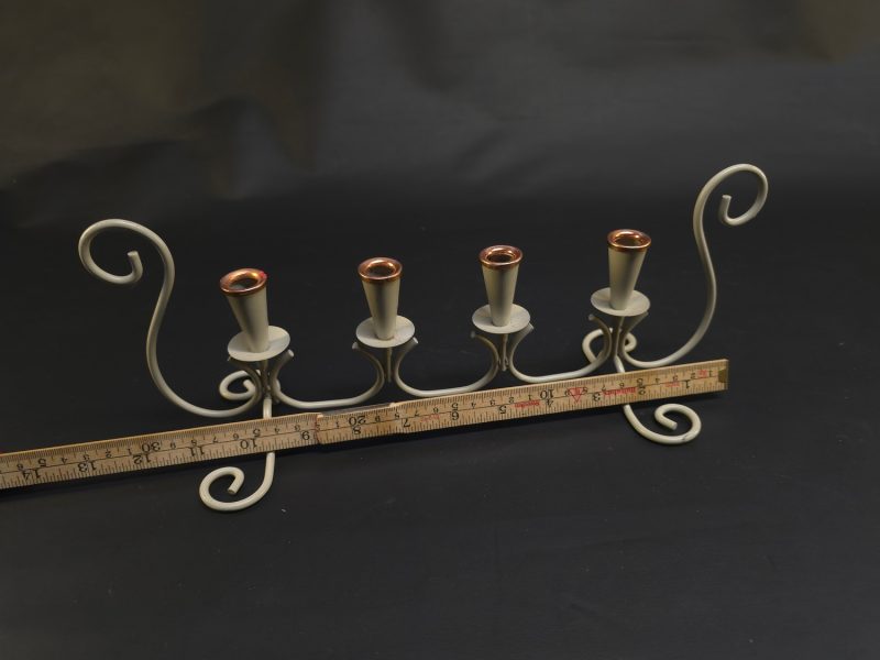 Charmig ljusstake i smide med kopparinslag – Vintage elegans