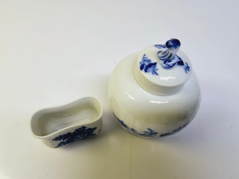 Royal Copenhagen set – Handmålad burk och miniatyrkruka, klassisk blåvit design