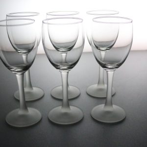 Eleganta Vinglas med Frostad Fot – Skandinavisk Stil och Raffinerad Design