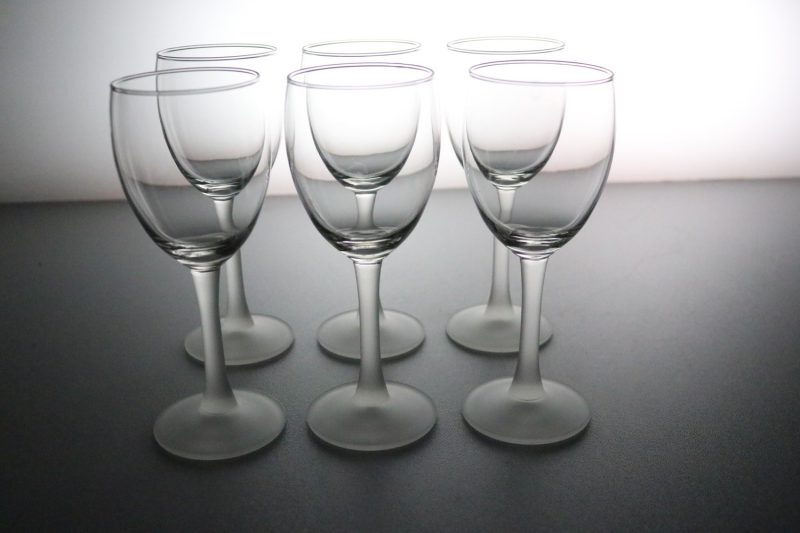 Eleganta Vinglas med Frostad Fot – Skandinavisk Stil och Raffinerad Design