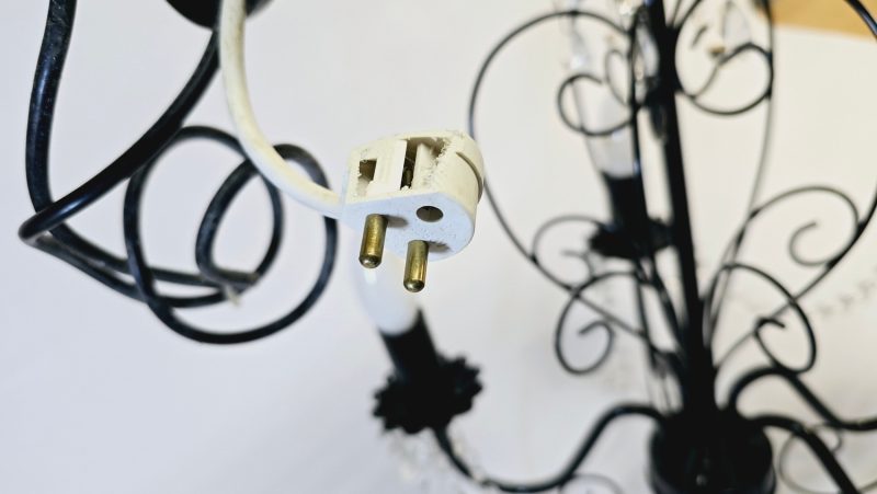 Elegant Taklampa med Glasprismor – Klassisk Charm och Tidlös Design