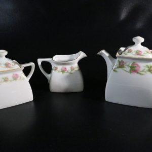 Charmigt Te- och Kaffeset med Rosendekor – Elegant Detalj för Hemmet