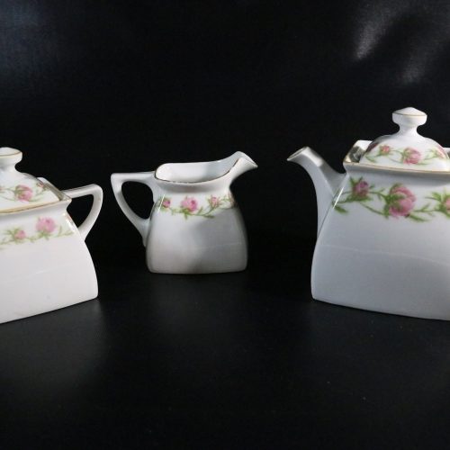 Charmigt Te- och Kaffeset med Rosendekor – Elegant Detalj för Hemmet