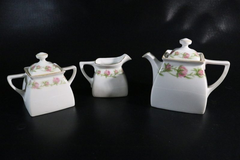 Charmigt Te- och Kaffeset med Rosendekor – Elegant Detalj för Hemmet
