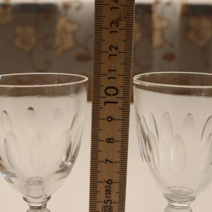 Supersöta, handblåsta och olivslipade glas. De är 11 cm höga och 4,5 cm i diam