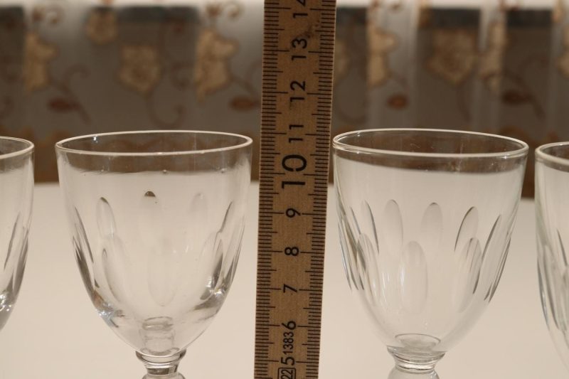 Supersöta, handblåsta och olivslipade glas. De är 11 cm höga och 4,5 cm i diam