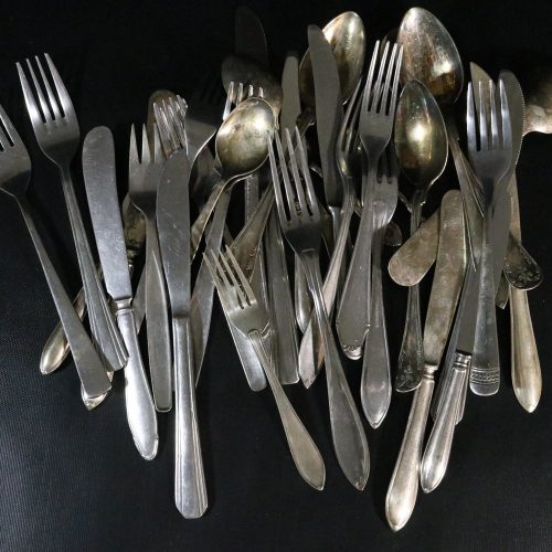 Stort Parti Blandade Vintage Bestick – Knivar, Gafflar och Skedar i Olika Stilar