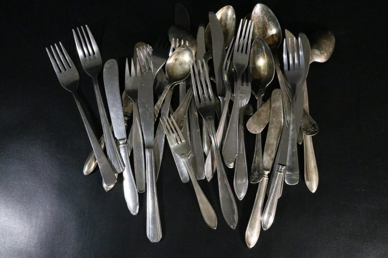 Stort Parti Blandade Vintage Bestick – Knivar, Gafflar och Skedar i Olika Stilar