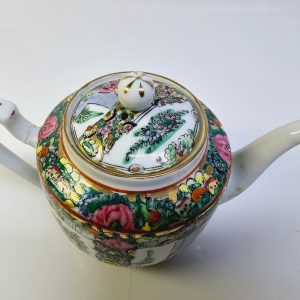Handmålad kinesisk tekanna – Rose Medallion, reparerad