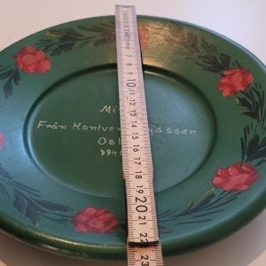 Handmålad trätallrik, Minne Från Hantverksmässan Osby 1945