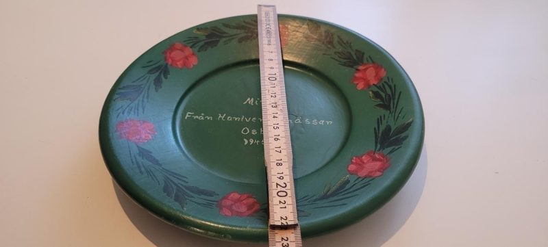 Handmålad trätallrik, Minne Från Hantverksmässan Osby 1945