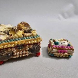 SMYCKESKRIN, klädda med snäckor