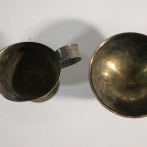 Elegant Gräddkanna och Sockerskål i Silverfinish – Klassiska Detaljer för Hemmet
