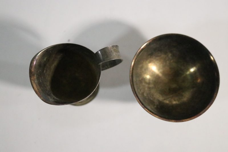 Elegant Gräddkanna och Sockerskål i Silverfinish – Klassiska Detaljer för Hemmet